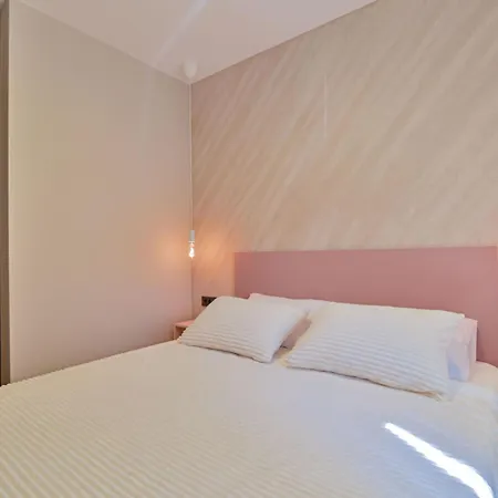 Noir Design-wohnung By Interhome Apartamento