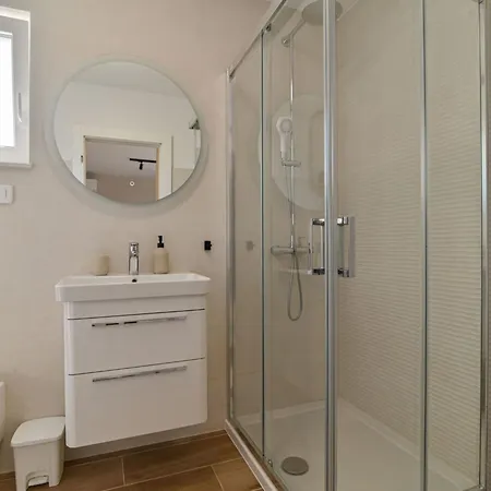 Noir Design-wohnung By Interhome Apartment