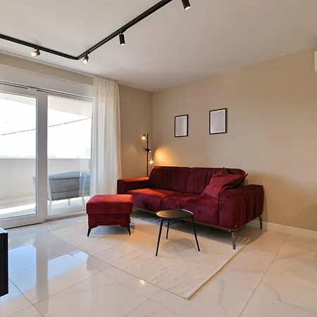 Noir Design-wohnung By Interhome *