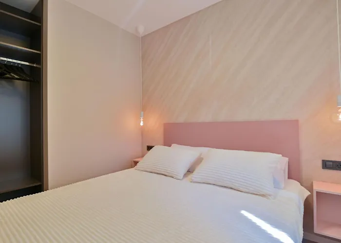 Noir Design-wohnung By Interhome Apartamento