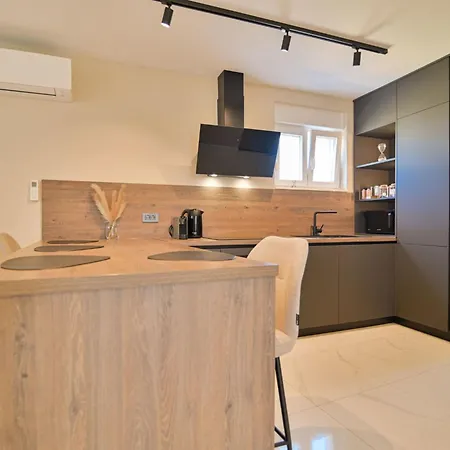 Noir Design-wohnung By Interhome Trogir