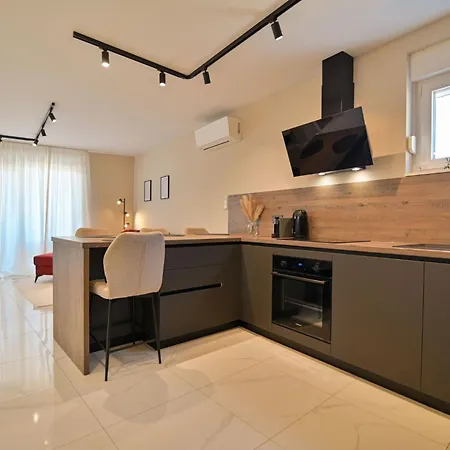 Noir Design-wohnung By Interhome *