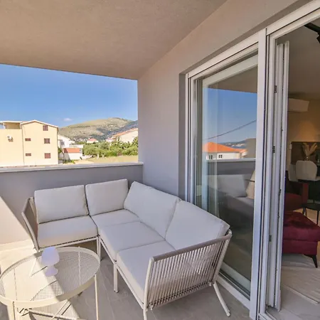 Noir Design-wohnung By Interhome * Trogir
