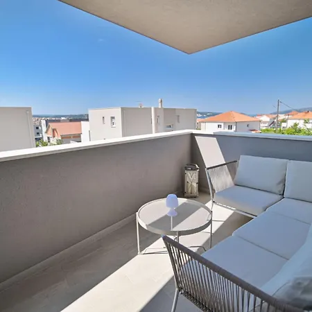 Noir Design-wohnung By Interhome *