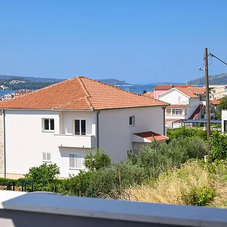 Noir Design-wohnung By Interhome Trogir
